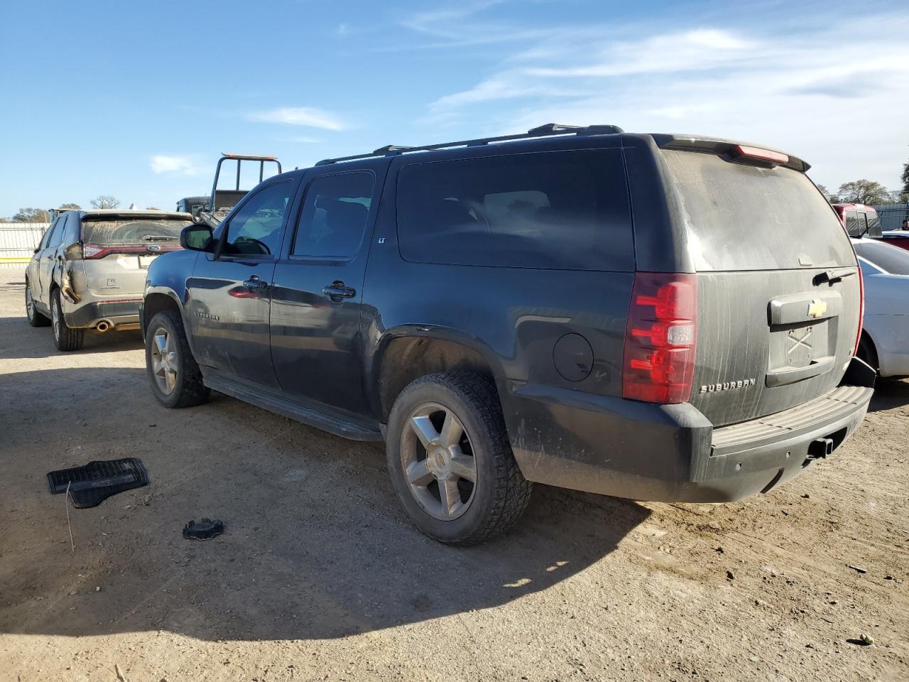 2010 Chevrolet Suburban VIN 1GNUKJE32AR172023 photo 2