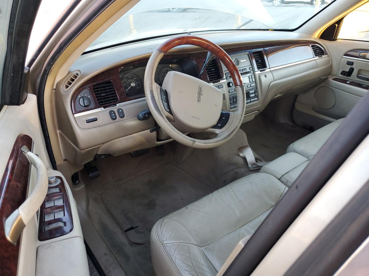 2010 Lincoln Towncar VIN 2LNBL8CV6AX623823 photo 8