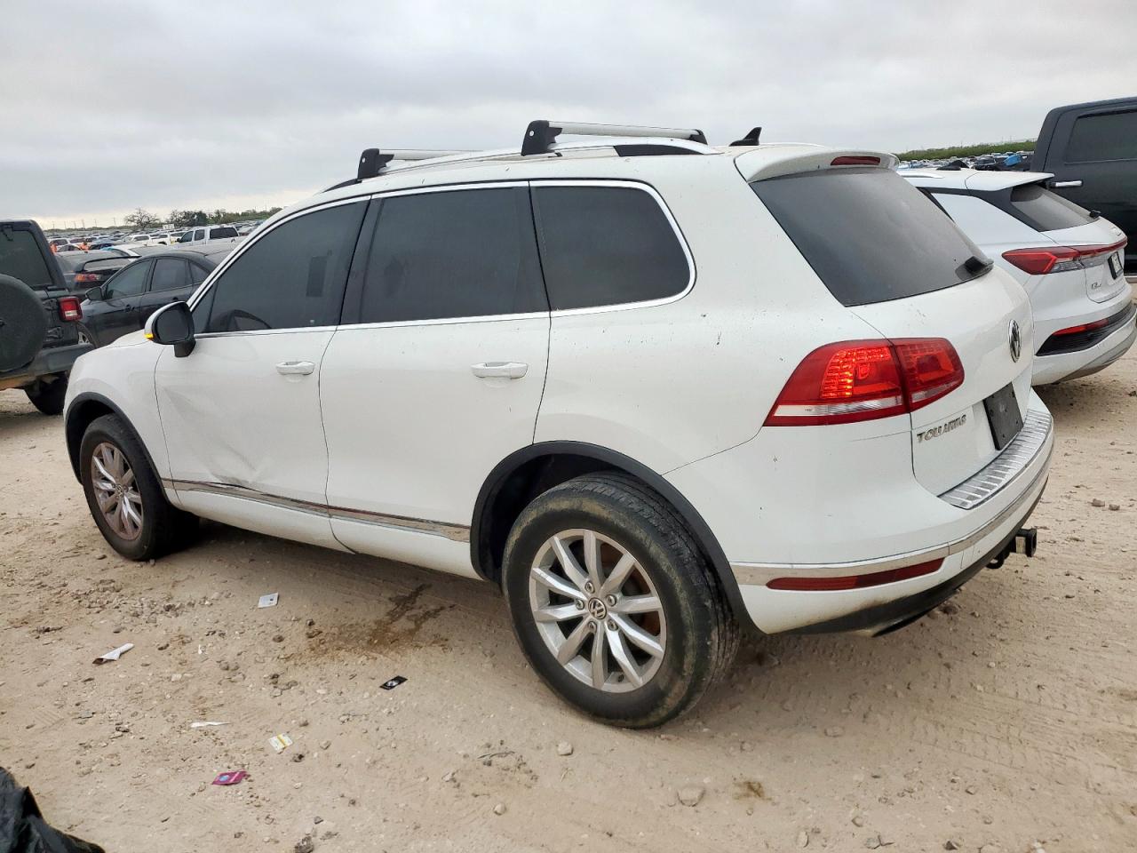 2016 Volkswagen Touareg VIN WVGEF9BP9GD000516 photo 2