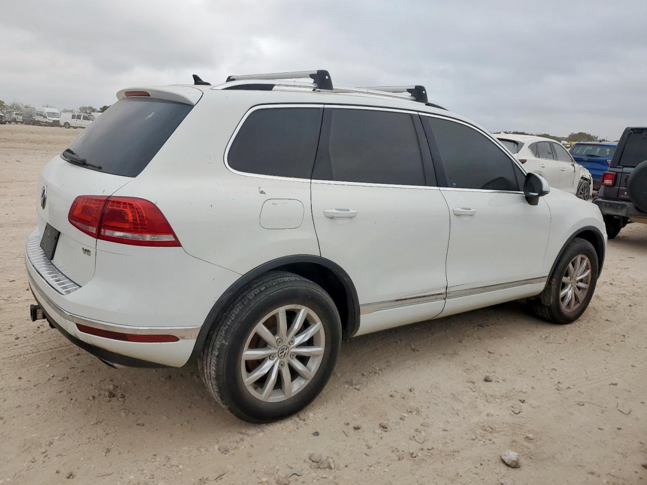 2016 Volkswagen Touareg VIN WVGEF9BP9GD000516 photo 3