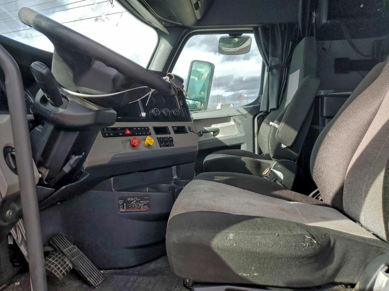 2020 FREIGHTLINER All other VIN 3AKJHHDR7LSLR0194 photo 5