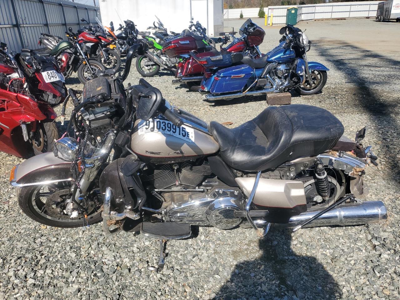 2018 Harley-Davidson Fl VIN 1HD1KED16JB664404 photo 3