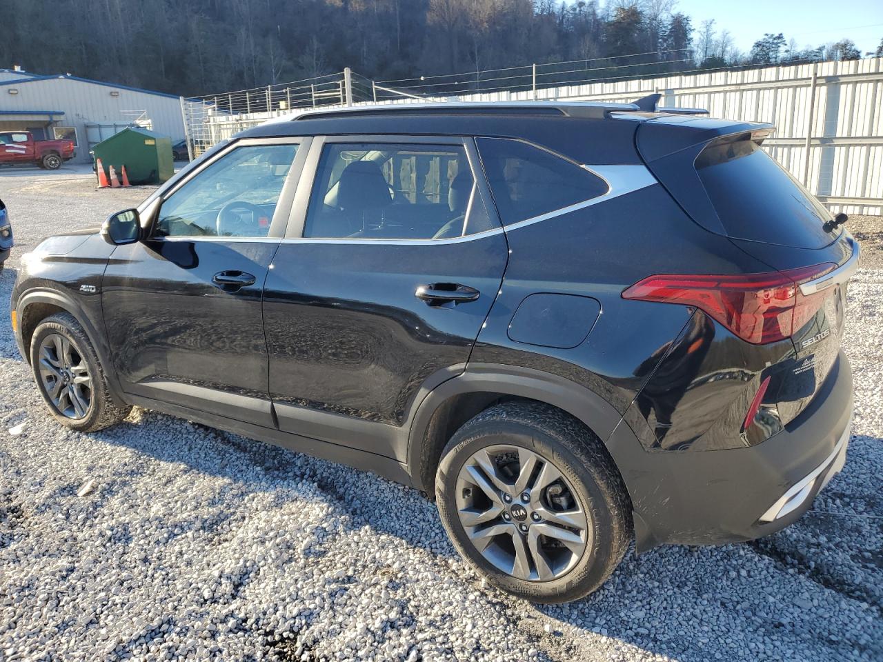 2021 KIA Seltos VIN KNDEUCAA1M7125203 photo 2