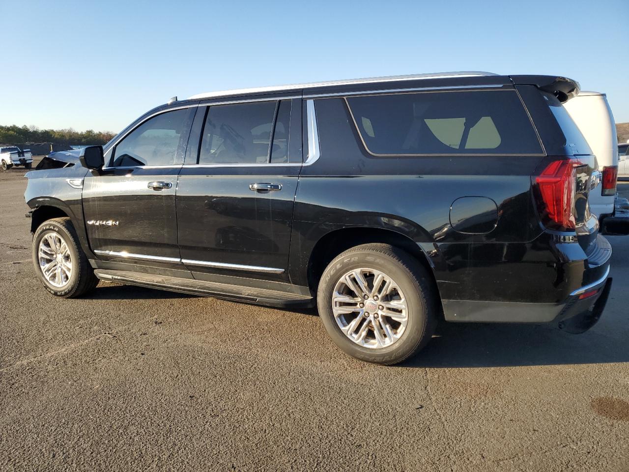 2021 GMC Yukon VIN 1GKS1GKD0MR208433 photo 2