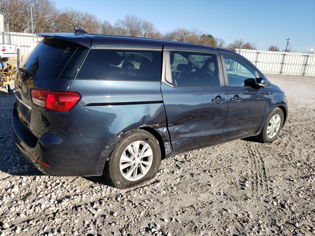 2017 KIA Sedona lx VIN KNDMB5C15H6245320 photo 3