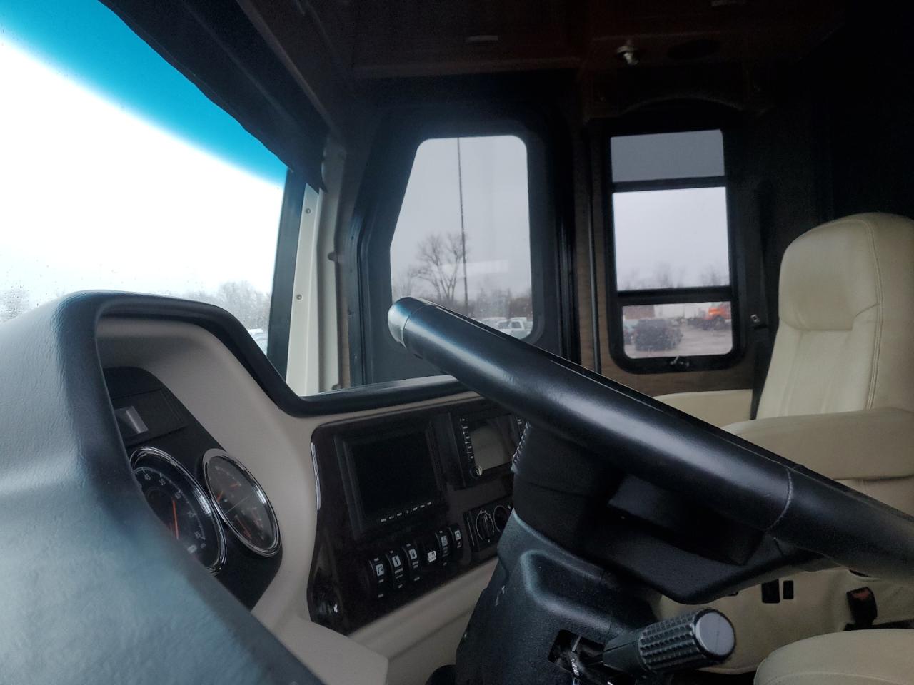 2017 FREIGHTLINER Chassis VIN 4UZACGCY0HCJN1724 photo 8