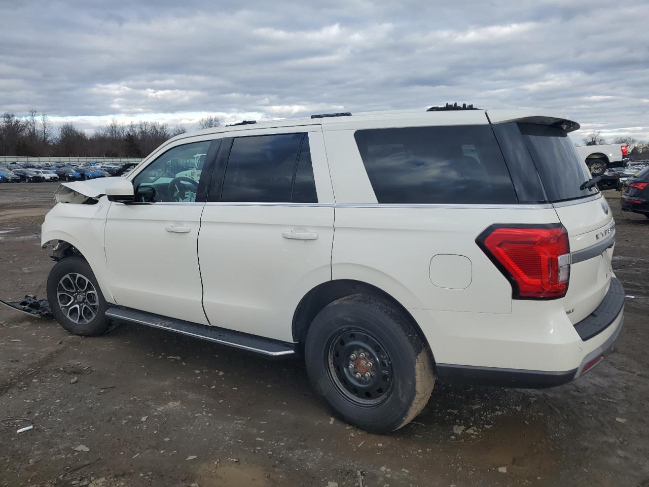 2023 Ford Expedition VIN 1FMJU1J85PEA61887 photo 2