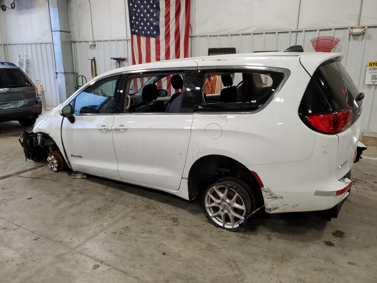 2022 Chrysler Minivan VIN 2C4RC1CG4NR212202 photo 2