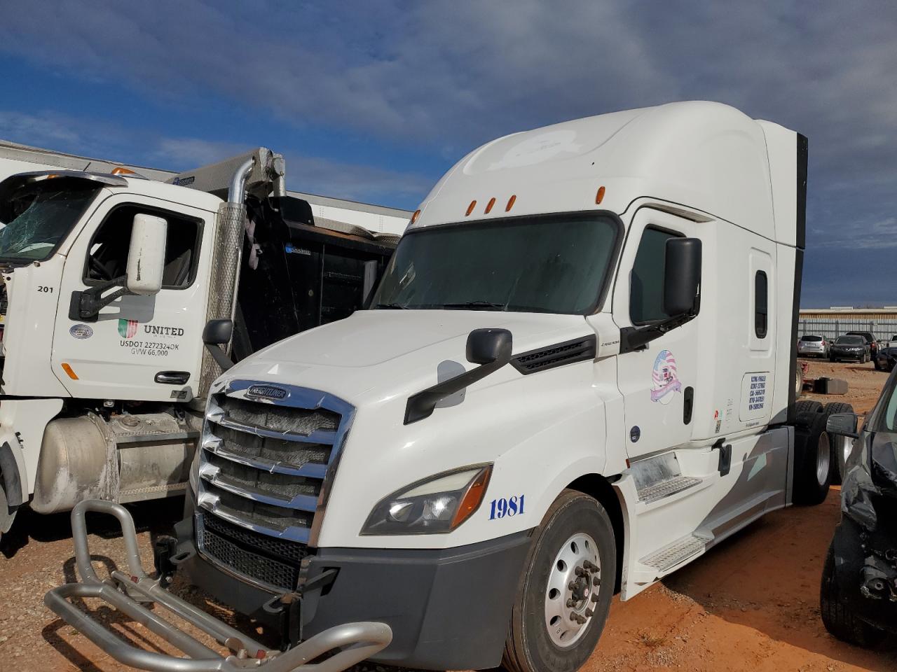 2018 FREIGHTLINER All other VIN 3AKJHHDR1JSHK5966 photo 2