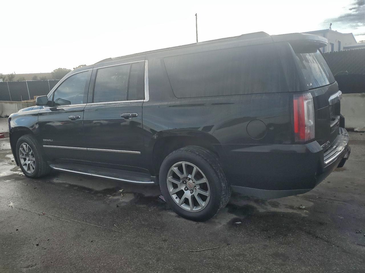 2019 GMC Yukon VIN 1GKS1HKJ1KR380317 photo 2