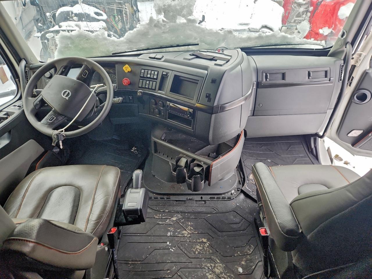 2025 VOLVO Vn VIN 4V4NC9EHXSN695078 photo 5