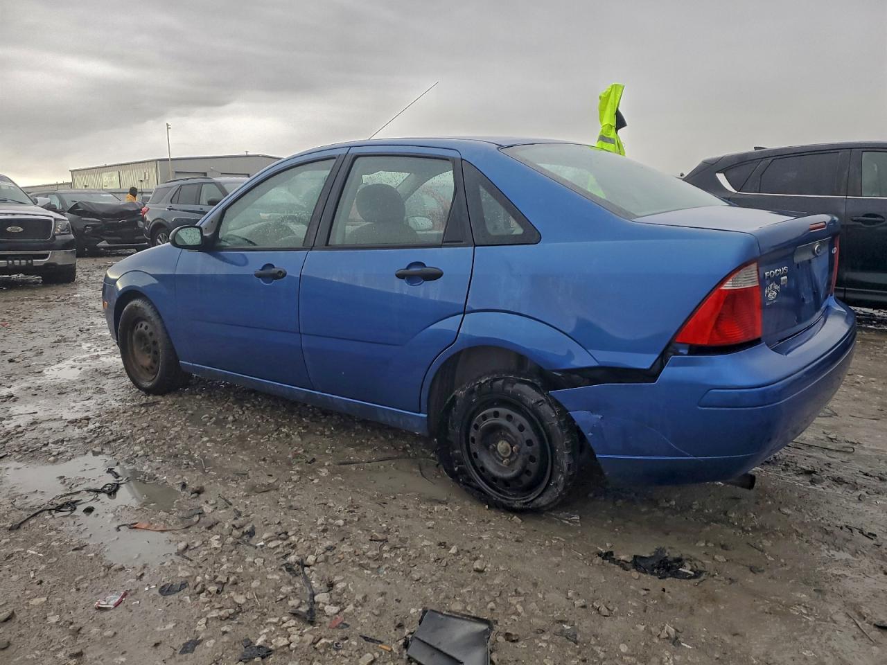2005 Ford Focus VIN 1FAFP34N25W120776 photo 2