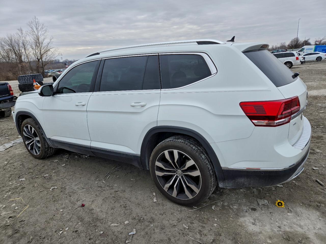 2020 Volkswagen Atlas VIN 1V2TR2CA6LC503875 photo 2