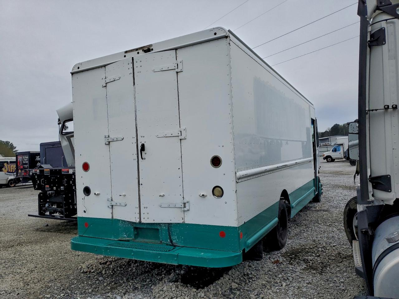 2011 WORKHORSE All models VIN 5B4LFG2E6B3445735 photo 3