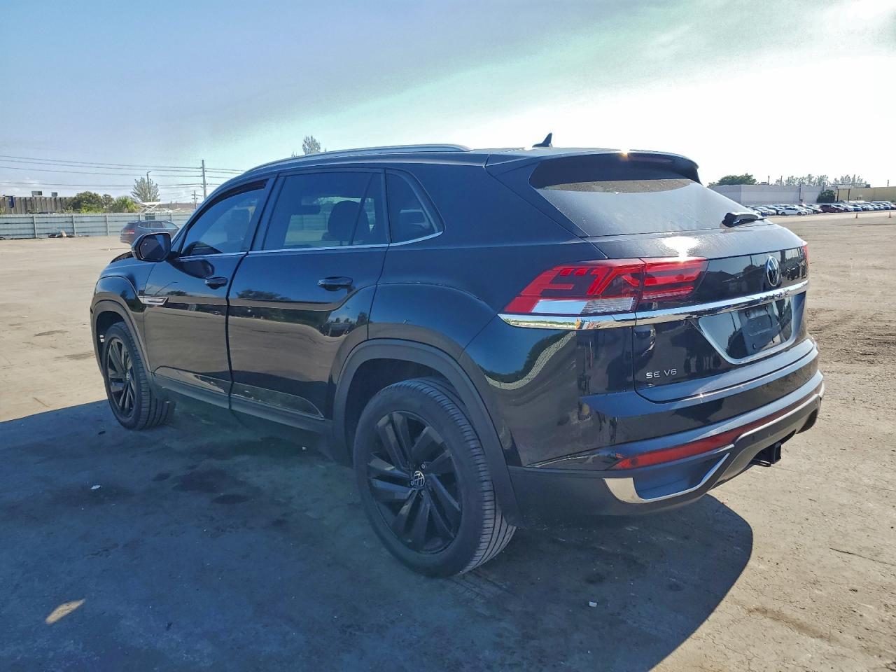 2022 Volkswagen Atlas VIN 1V2JE2CA7NC201999 photo 2