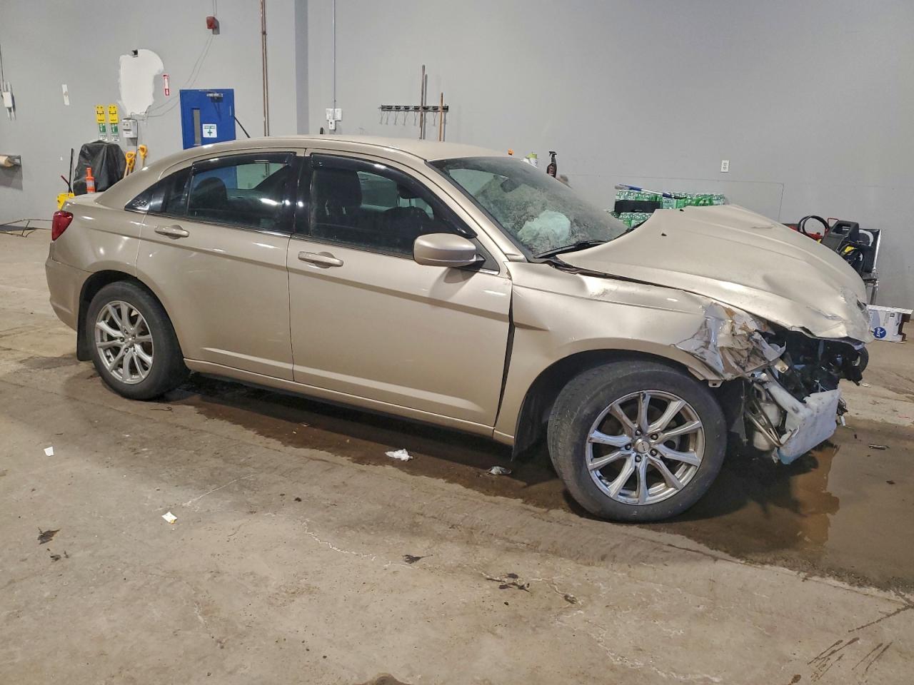 2014 Chrysler 200 VIN 1C3CCBABXEN131841 photo 4