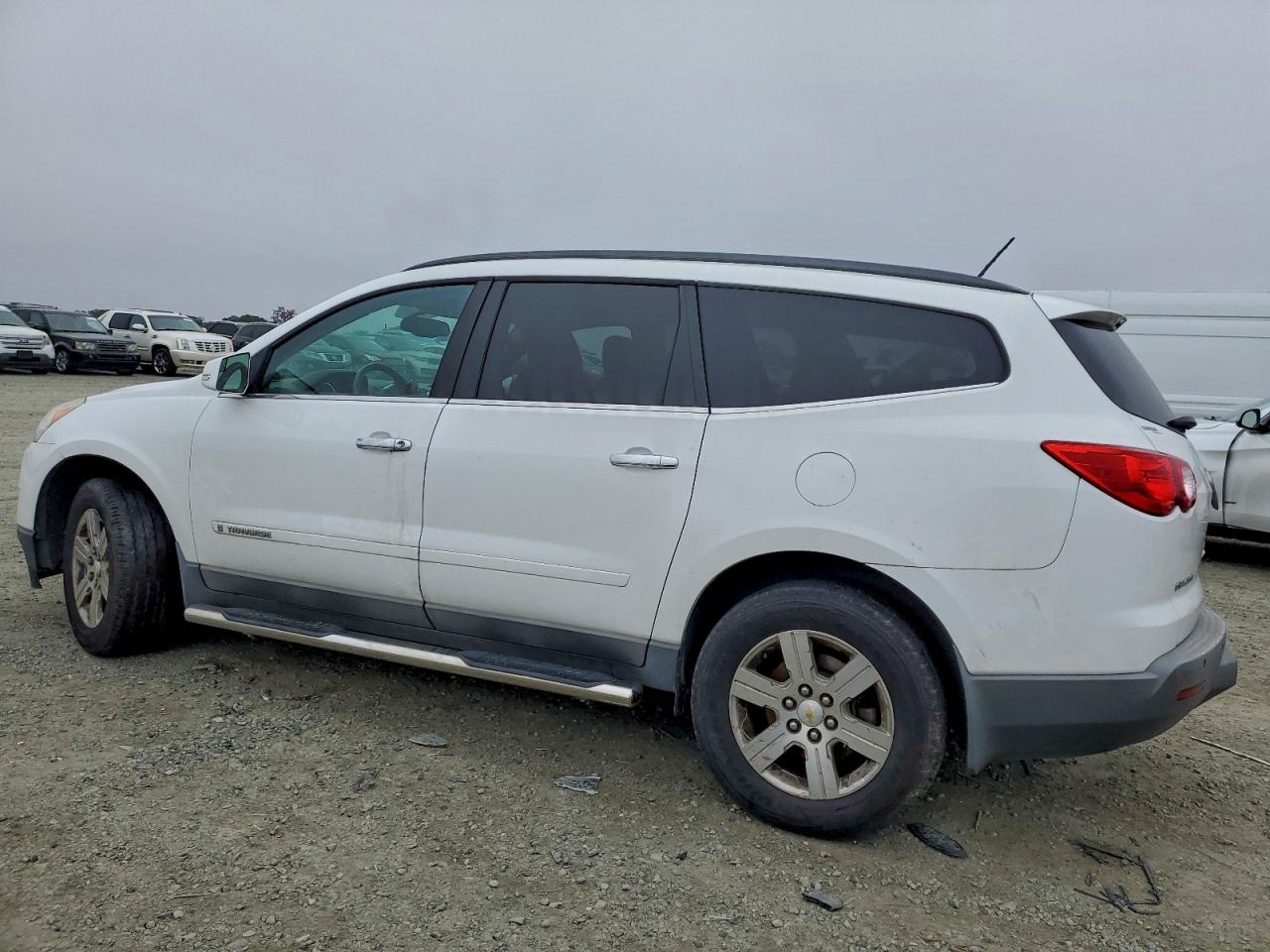 2009 Chevrolet Traverse VIN 1GNEV23D59S174138 photo 2
