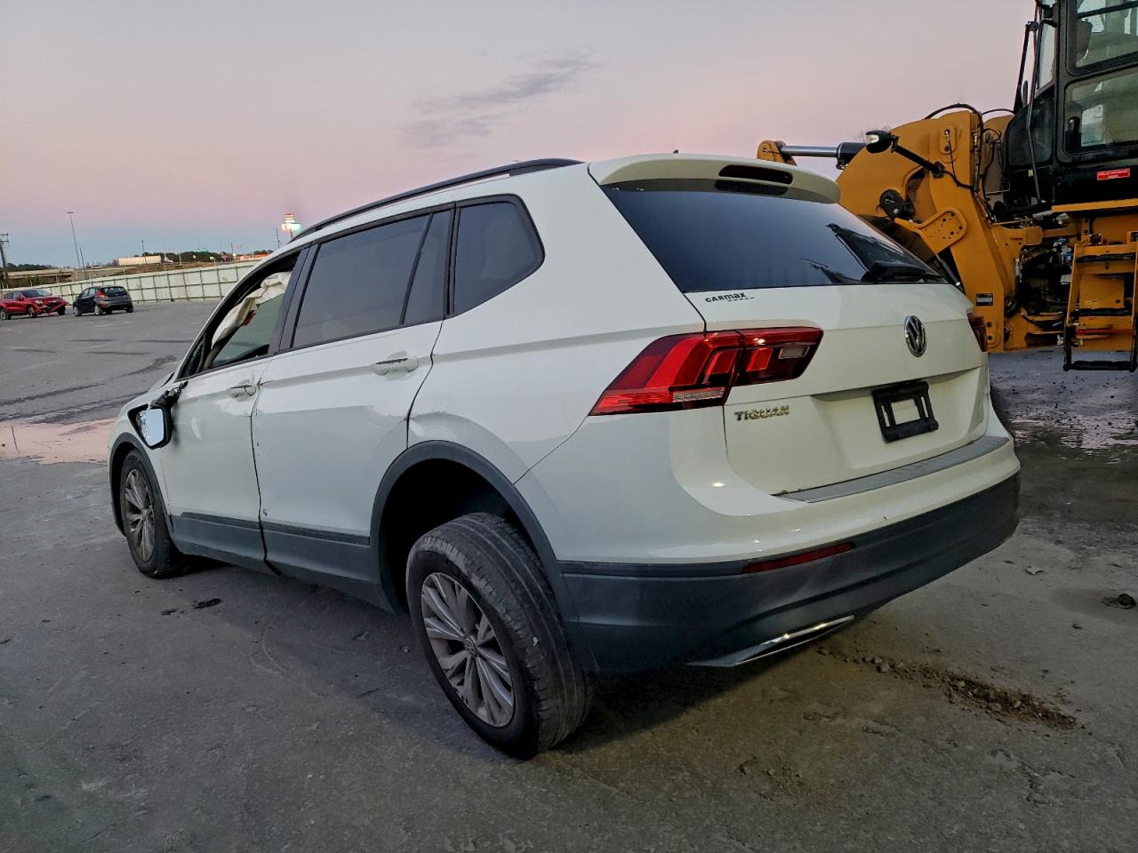 2020 Volkswagen Tiguan VIN 3VV1B7AX8LM154610 photo 2