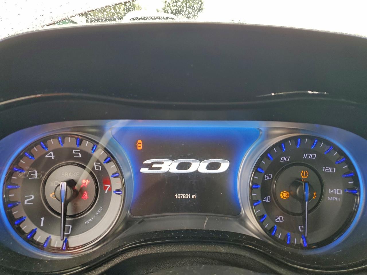 2019 Chrysler 300 VIN 2C3CCABG5KH654015 photo 9