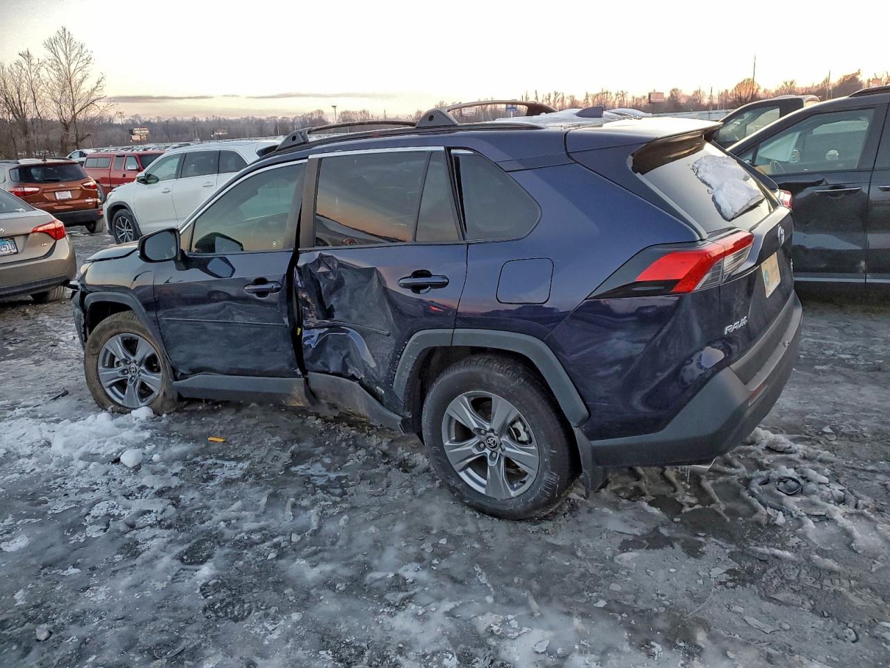 2022 Toyota Rav4 VIN 4T3RWRFVXNU055491 photo 2