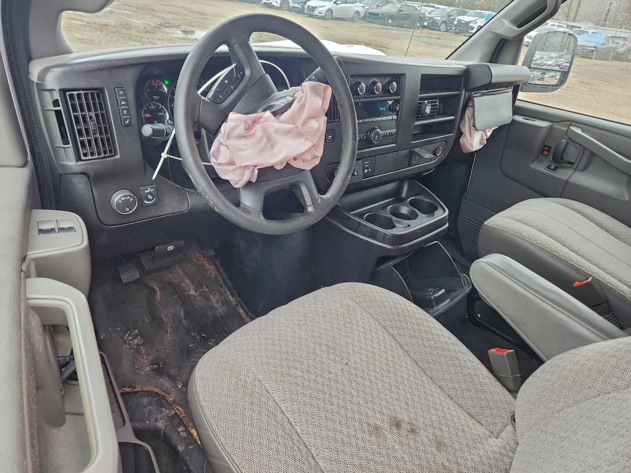 2017 GMC Savana VIN 1GTW7AFF2H1911749 photo 8