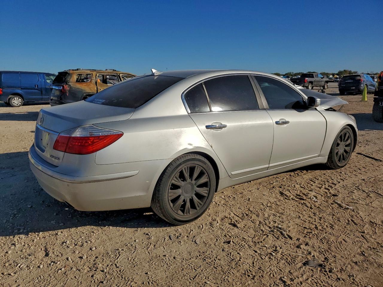 2011 Hyundai Genesis VIN KMHGC4DE4BU140689 photo 3