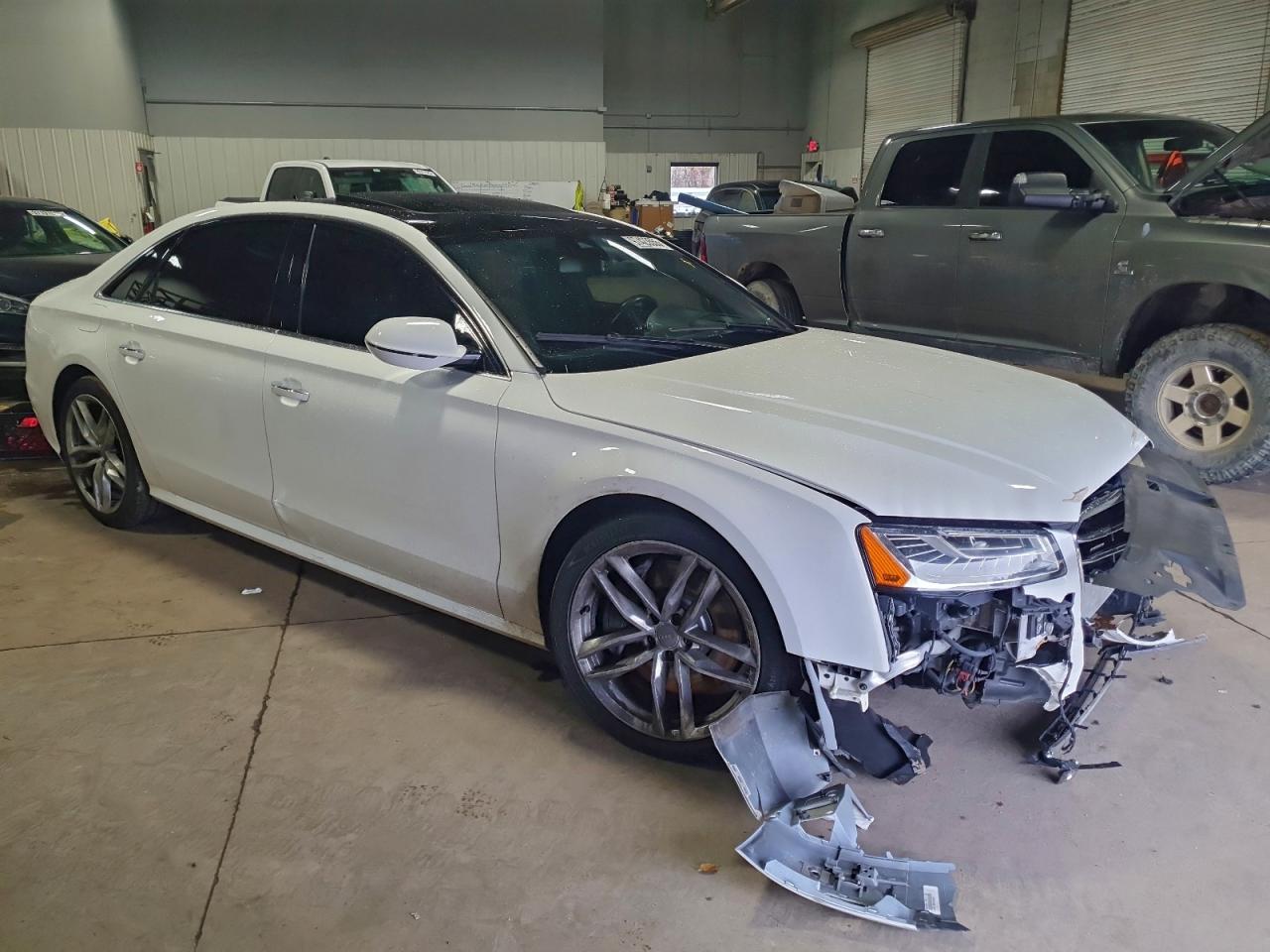 2017 Audi A8 VIN WAU43AFD5HN011838 photo 4