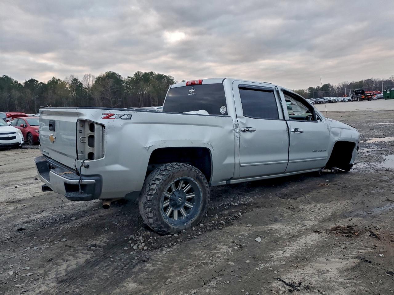 2018 Chevrolet All models VIN 3GCUKREC4JG318879 photo 3
