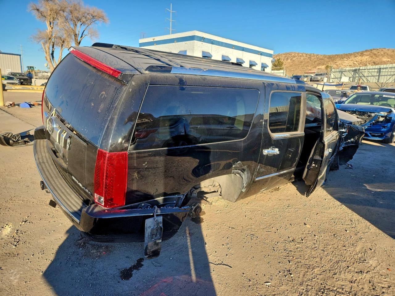 2010 Cadillac Escalade VIN 1GYUCJEF3AR249265 photo 3