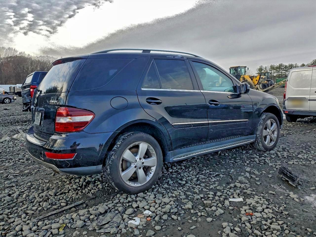 2010 Mercedes-Benz M-class VIN 4JGBB8GBXAA595844 photo 3