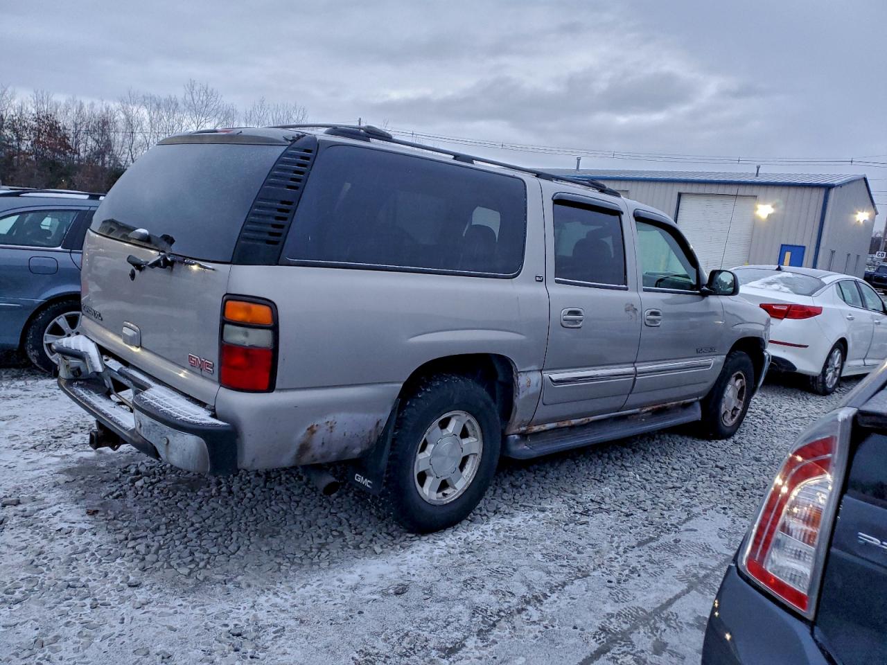 2005 GMC Yukon VIN 1GKFK16Z35J231948 photo 3
