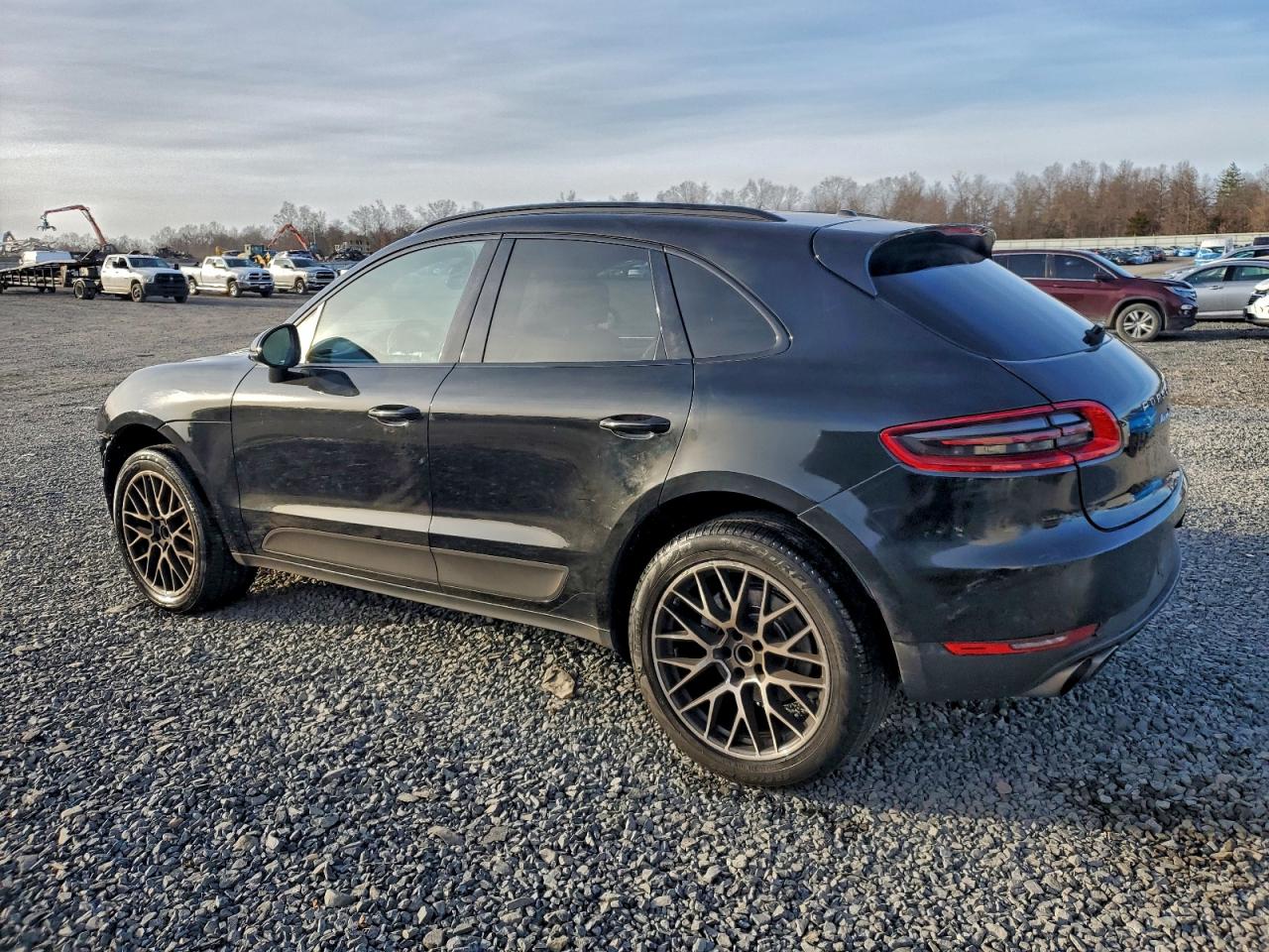 2017 Porsche Macan VIN WP1AB2A54HLB19411 photo 2