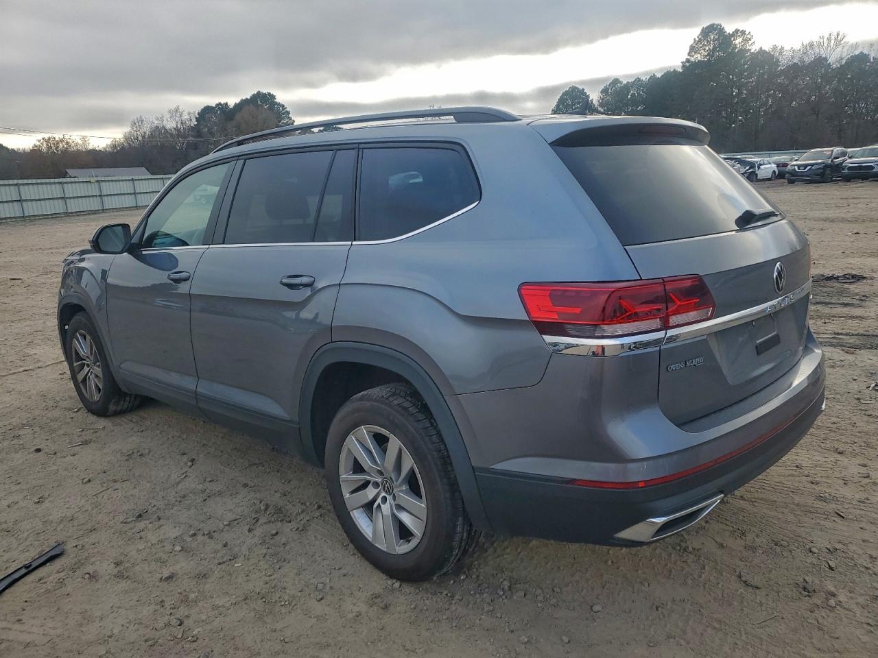 2021 Volkswagen Atlas VIN 1V2GP2CA2MC515935 photo 2