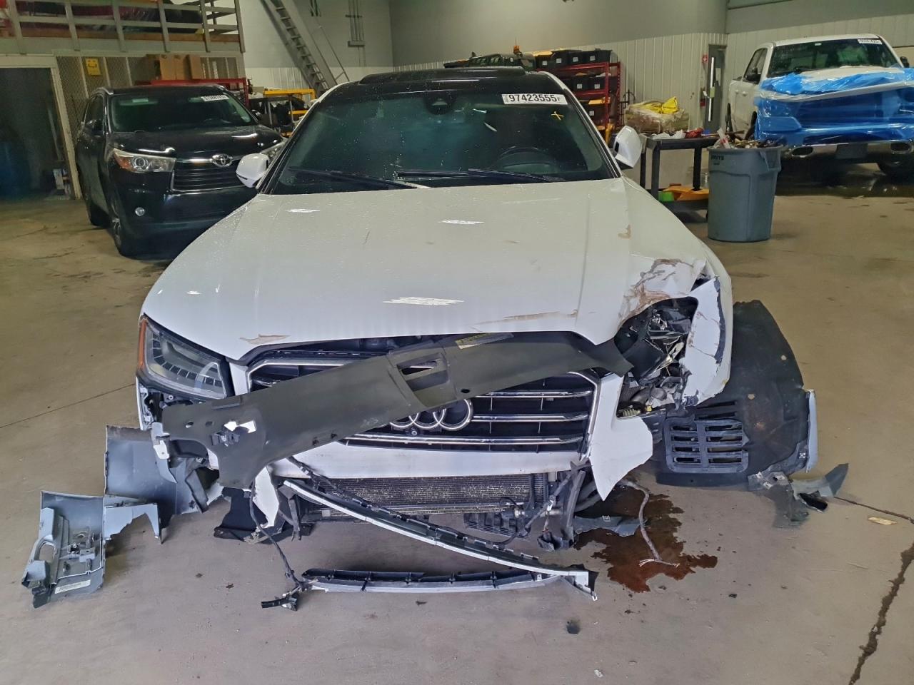 2017 Audi A8 VIN WAU43AFD5HN011838 photo 5
