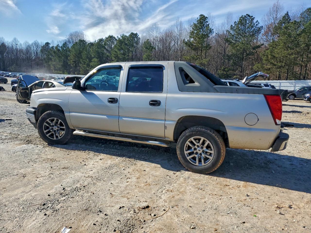 2005 Chevrolet Avalanche VIN 3GNEC12Z75G274501 photo 2