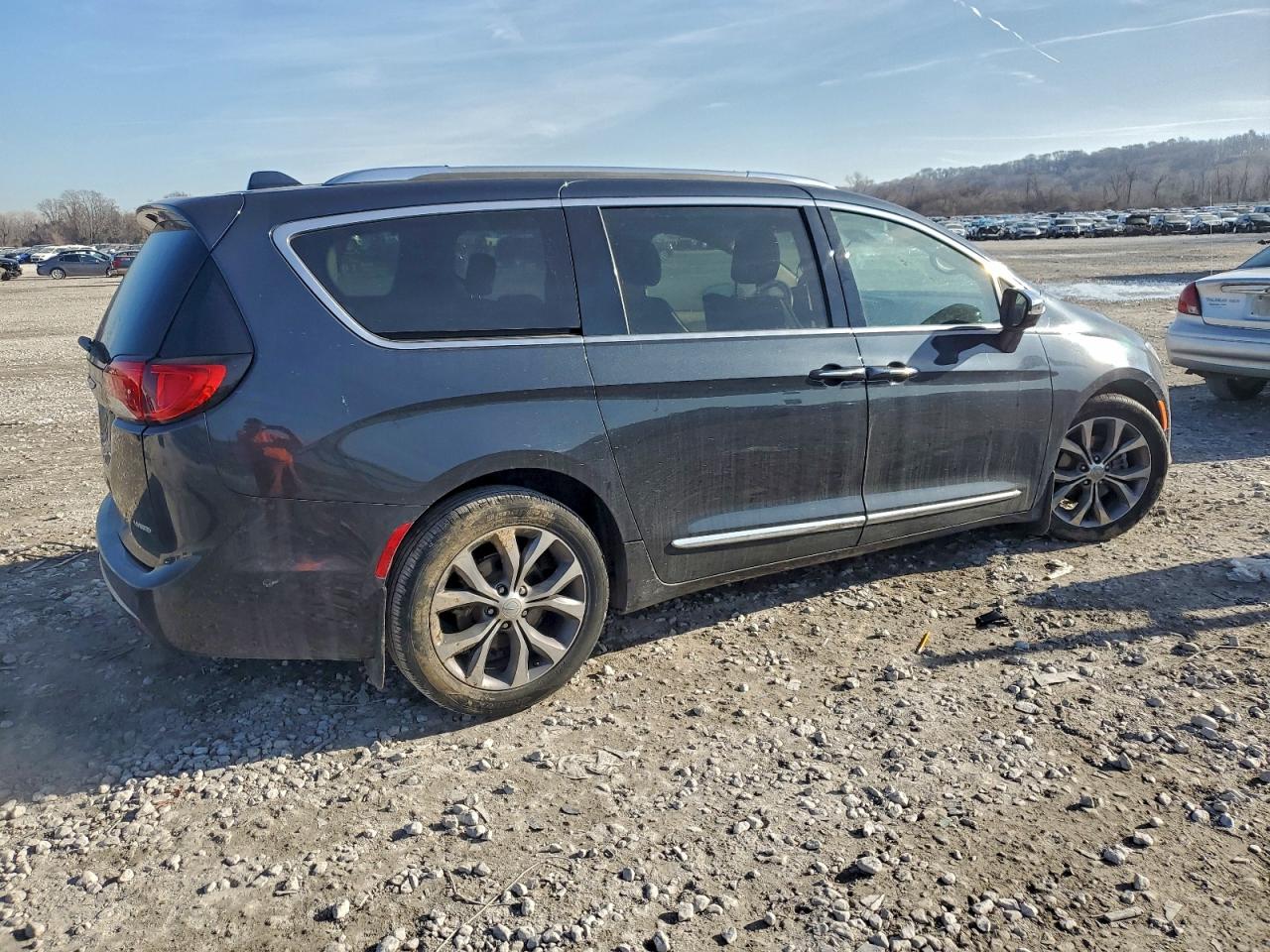 2020 Chrysler Pacifica VIN 2C4RC1GG6LR236315 photo 3