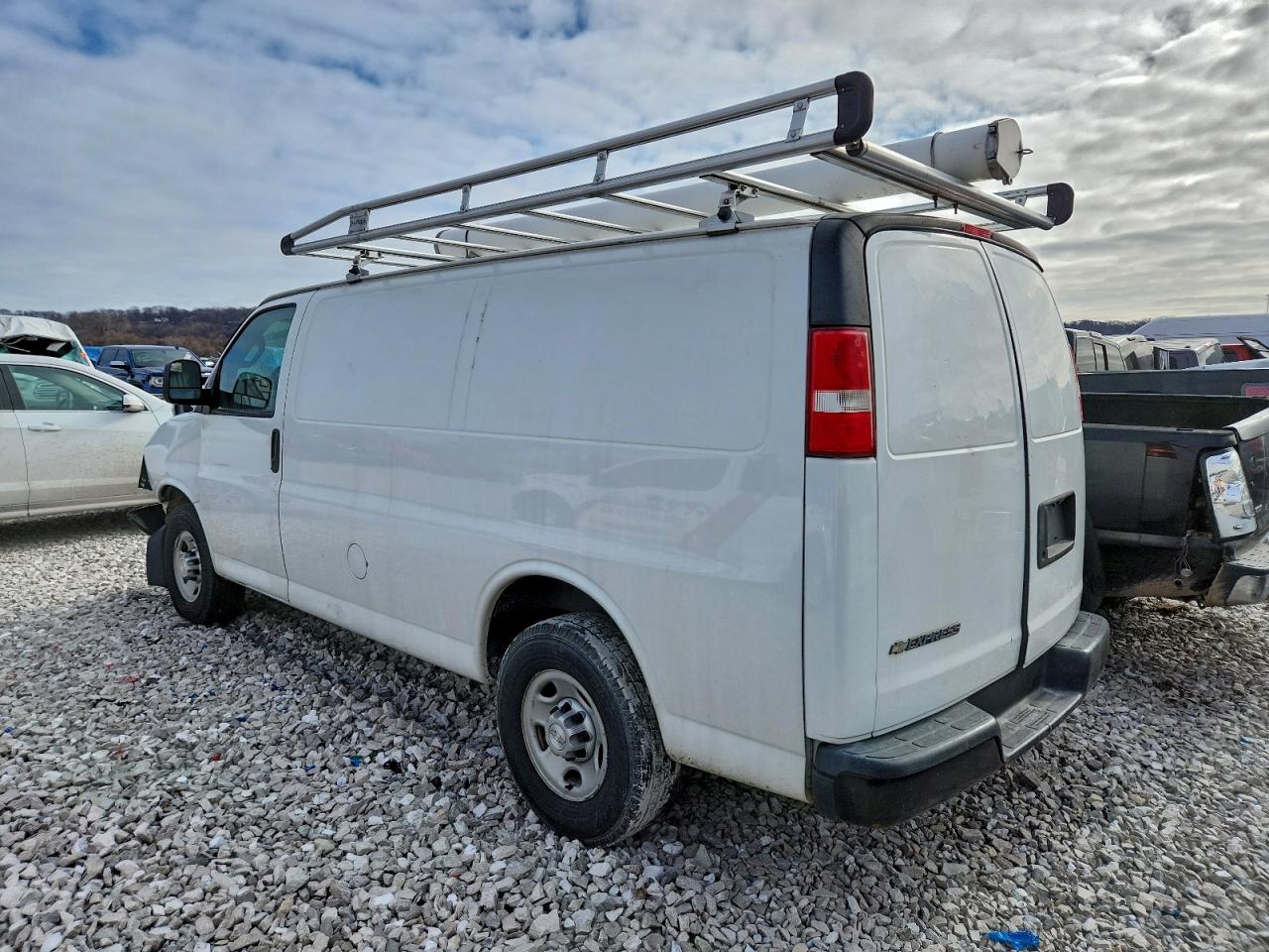 2017 Chev Express VIN 1GCWGAFG4H1135195 photo 2