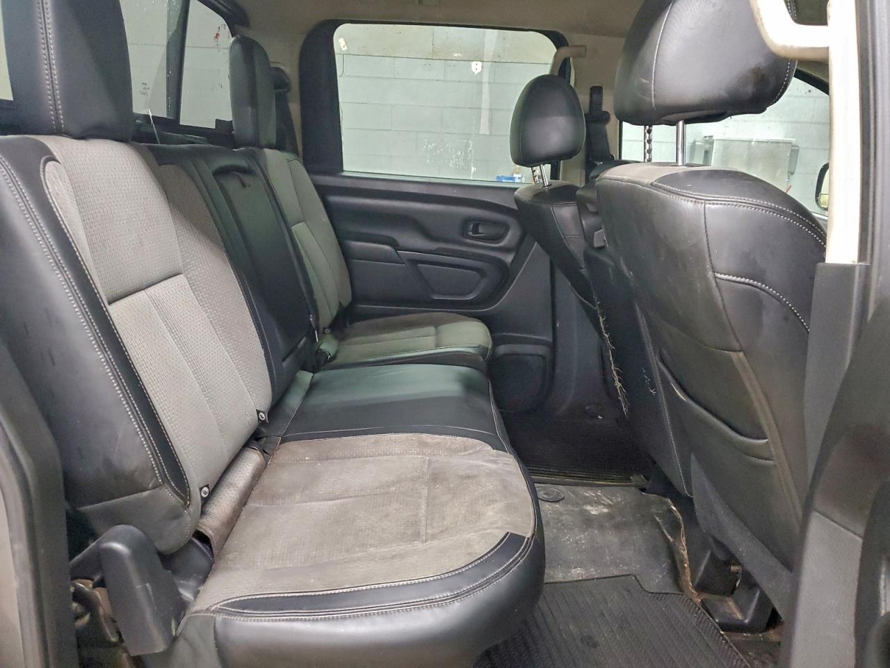 2017 Nissan TITAN VIN 1N6BA1F31HN526226 photo 10