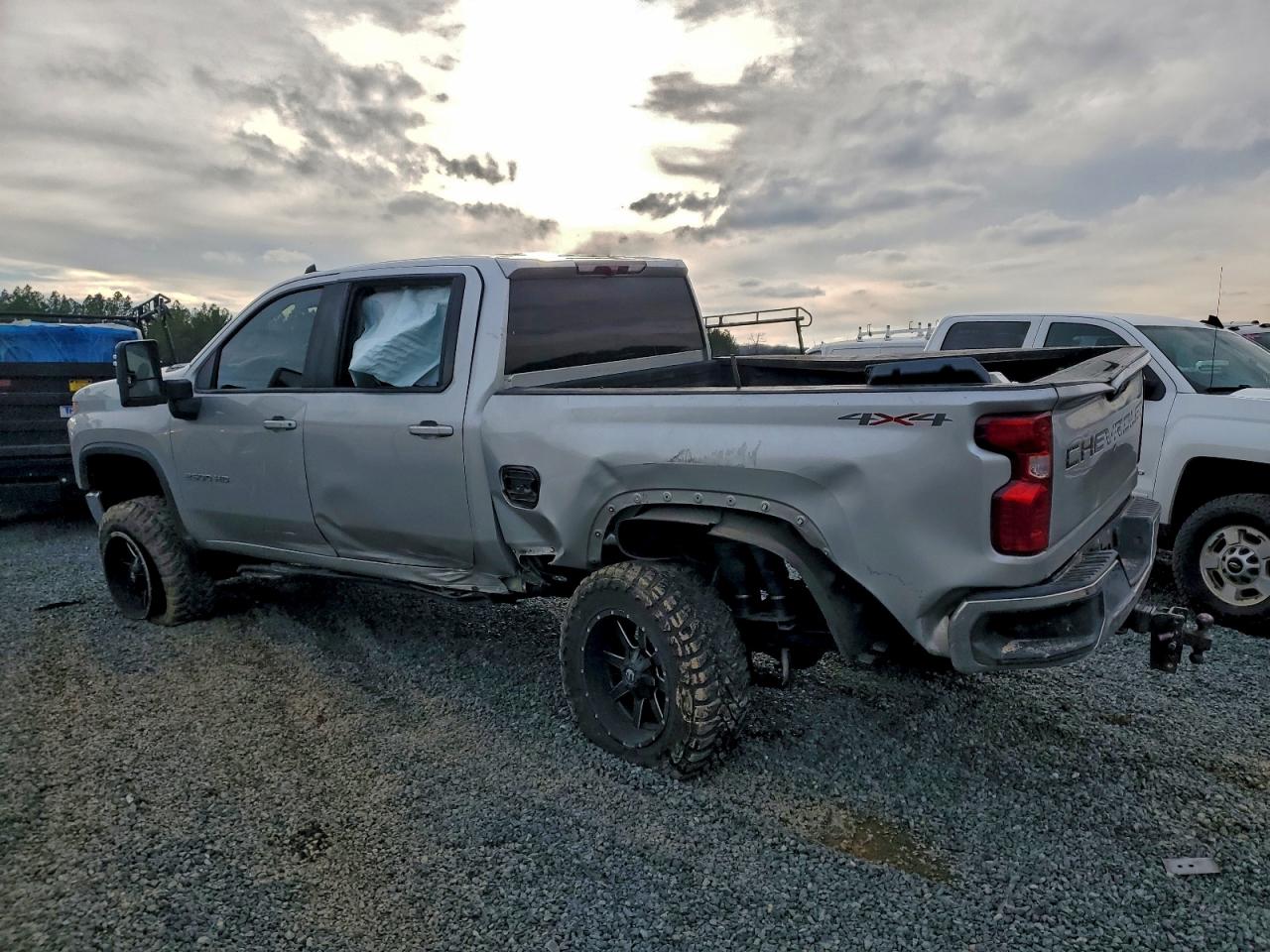 2022 Chevrolet All models VIN 1GC4YNEY8NF105427 photo 2
