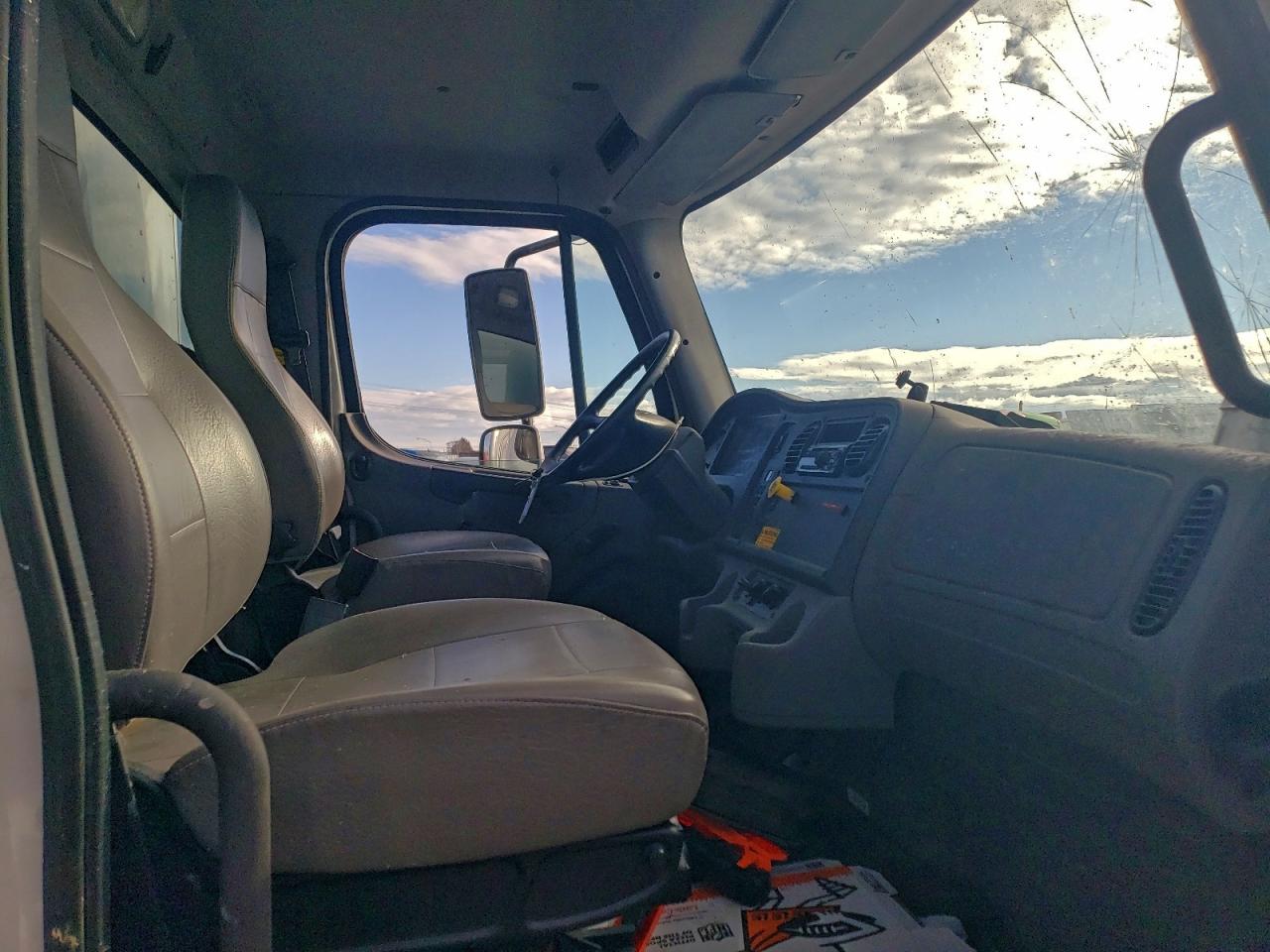 2019 FREIGHTLINER All models VIN 1FVACXFC9KHKH7448 photo 5