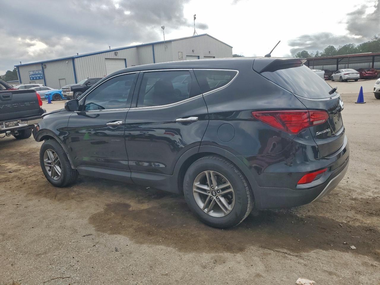 2018 Hyundai Santa fe VIN 5NMZT3LB4JH052679 photo 2