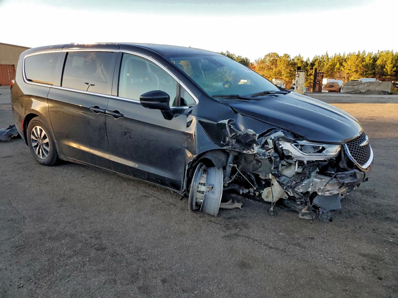 2023 Chrysler Pacifica VIN 2C4RC1L78PR562466 photo 4