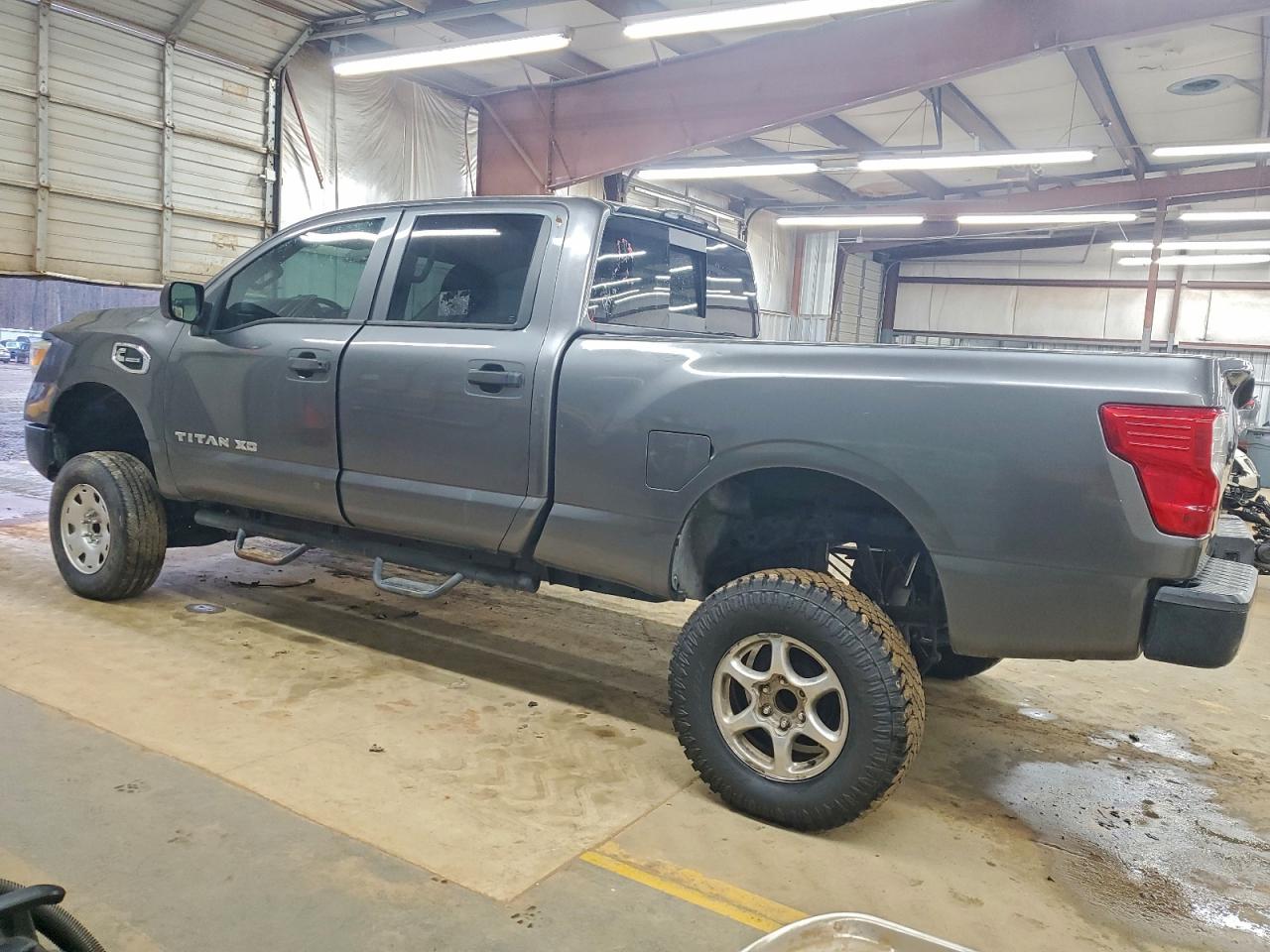 2017 Nissan TITAN VIN 1N6BA1F31HN526226 photo 2