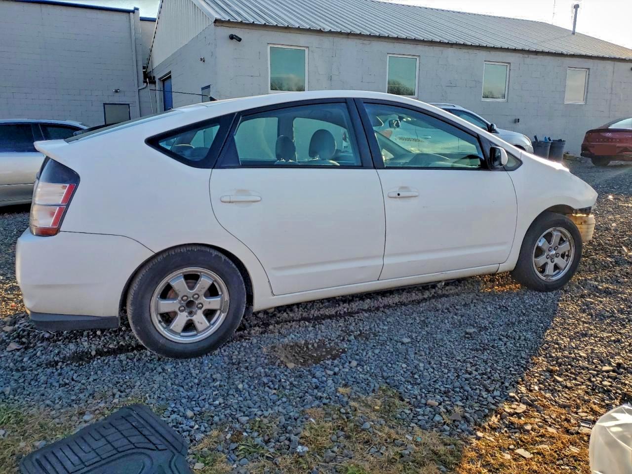 2004 Toyota Prius VIN JTDKB20U640026111 photo 3