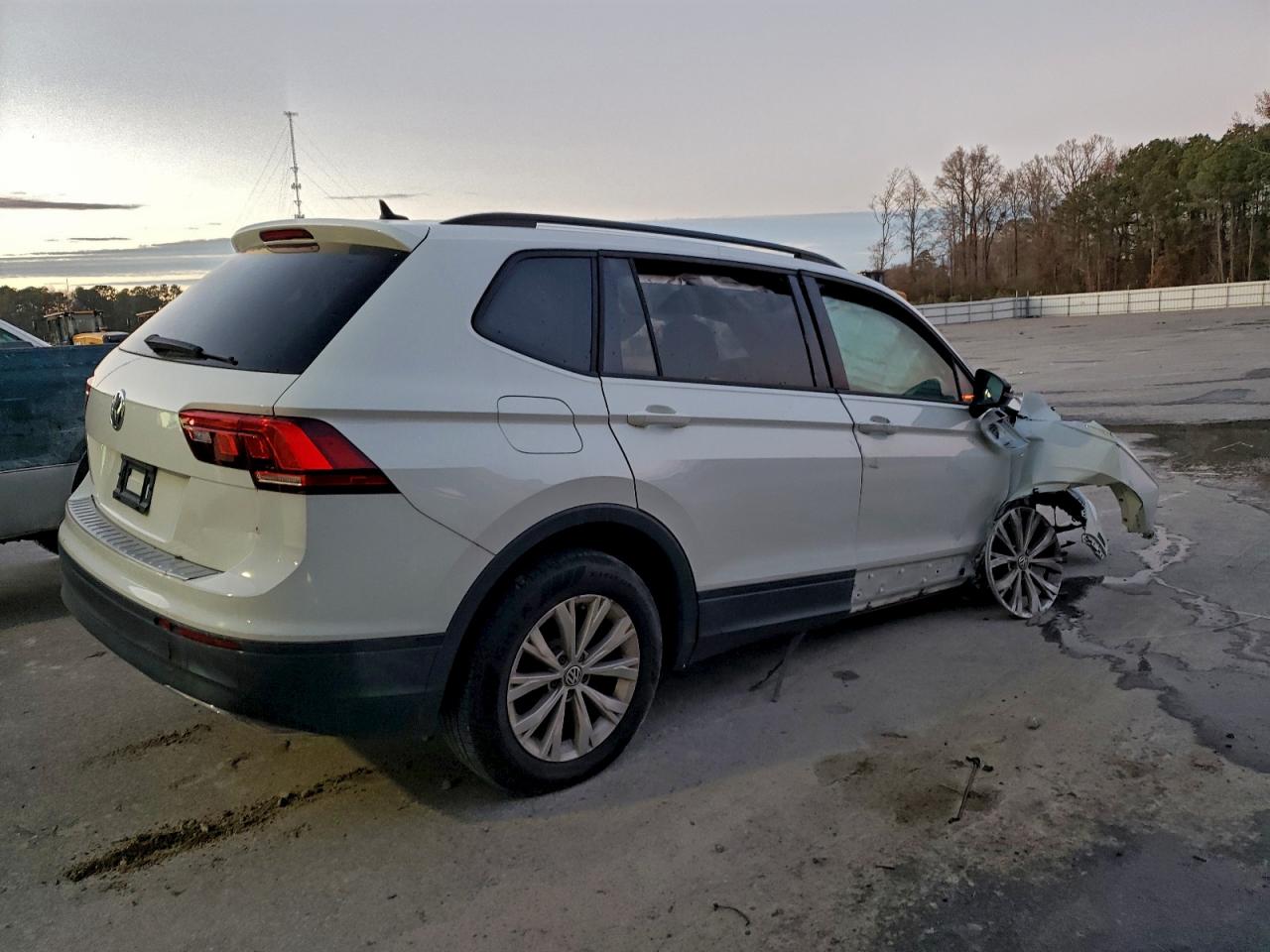 2020 Volkswagen Tiguan VIN 3VV1B7AX8LM154610 photo 3