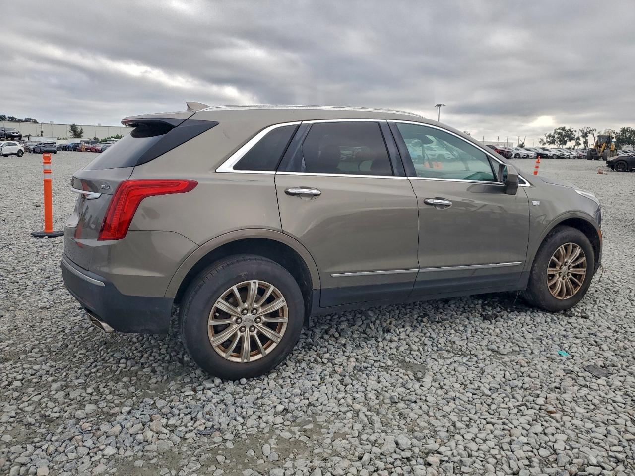 2017 Cadillac Xt5 VIN 1GYKNARS2HZ240947 photo 3