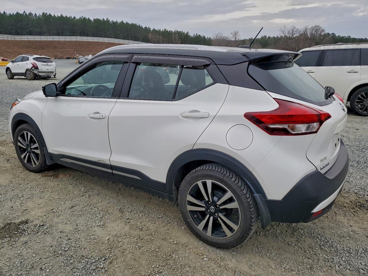 2019 Niss Kicks VIN 3N1CP5CU9KL479659 photo 2