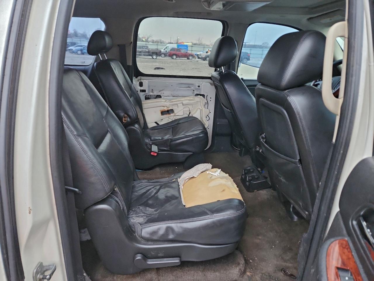 2010 Chevrolet Suburban VIN 1GNUCKE0XAR176491 photo 11