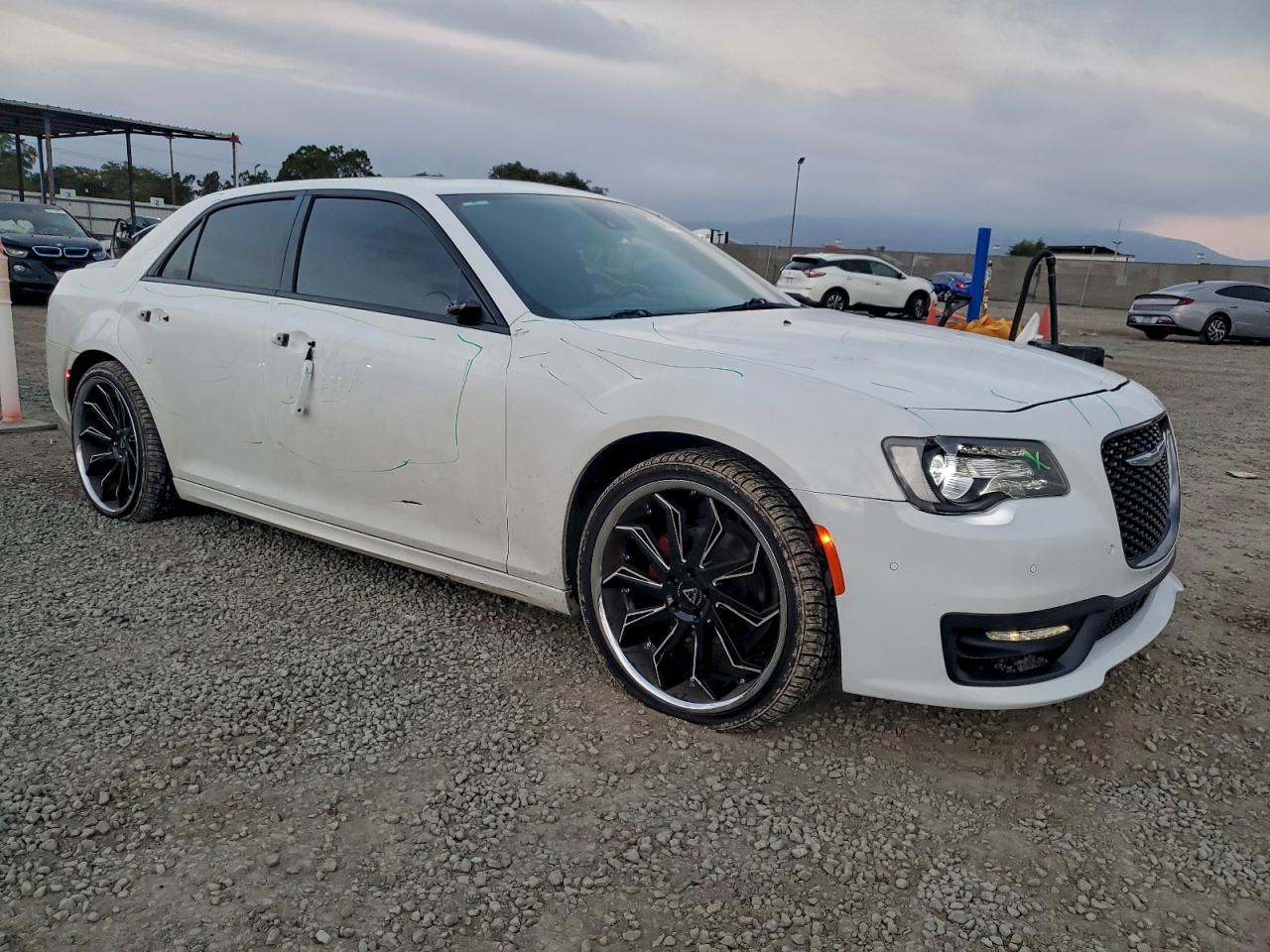 2017 Chrysler 300 VIN 2C3CCABGXHH572368 photo 4
