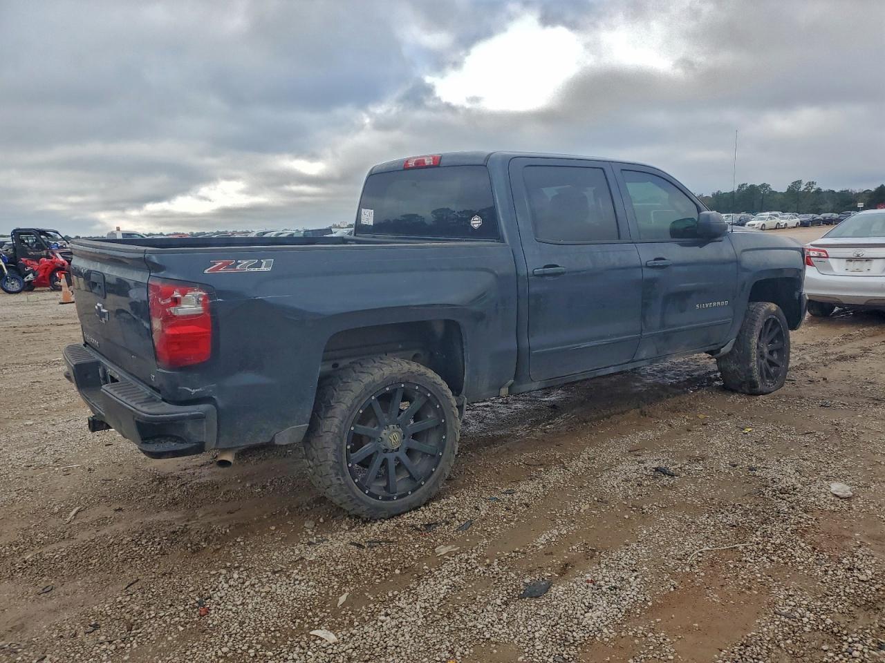 2017 Chevrolet All models VIN 3GCUKREC2HG504057 photo 3